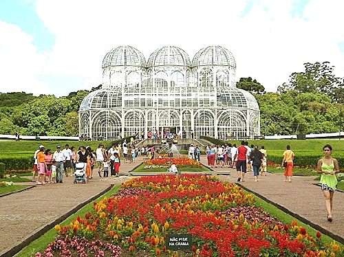 Auch in Brasilien verboten: „Não pise na grama“. Den Rasen
nicht betreten. Der Jardim Botanico
in Curitiba, Paraná. (Foto: wikipedia, Mayra Felicio Terzian, ed. by Fsolda)