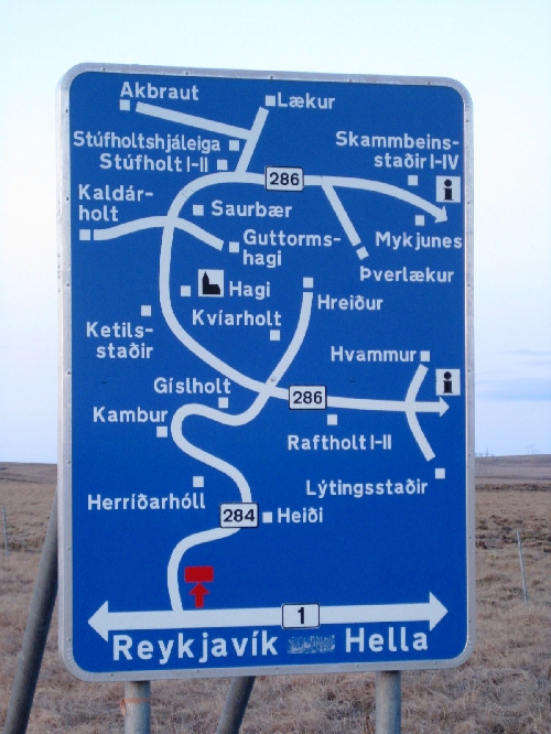 Straßenschild auf Island, alle Höfe/ Häuser der Straße sind markiert