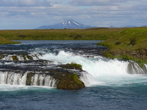 Urriðafoss und Hekla im Hintergrund