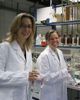 Nadja Hilmes (links) und Lisa Jung bestimmen mithilfe der Steigbildanalyse die Gesamtqualitt von Lebensmitteln. (Foto: Uni Kassel)
