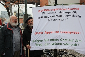 Prof. Dr. Klaus Amman  beim heutigen Thesenanschlag bei Greenpeace Deutschland (Quelle: FGV)