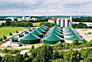 UniFerm: Biogasanlagen für die Landwirtschaft


Mit dem Anlagensystem UniFerm stellt BD Agro eine erprobte Technik im Leistungsbereich von 250 bis 780 kW zur Verfügung. Dieser Anlagentyp ist besonders geeignet für den Einsatz landwirtschaftlicher Substrate wie zum Beispiel Energiepflanzen, Mist und Gülle. In den Biogasanlagen vom Typ UniFerm können auch güllelose Vergärungen umgesetzt werden. Sämtliche UniFerm-Systeme zeichnen sich neben der hohen Betriebssicherheit durch eine hervorragende Wirtschaftlichkeit aus. Ob Neubau oder Nachrüstung: Gasaufbereitungen und Einspeisesysteme ins Gasnetz lassen sich in alle BD Agro-Anlagen optimal einbinden.