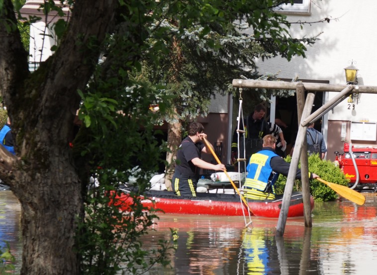 Hochwasser 2-6-2013 Evakuierung Schlauchboot