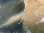 Staubeintrag aus dem Sahel und Nordafrika in den Atlantik. Am linken Bildrand sind die Kapverdischen Inseln zu erkennen. (NASA)