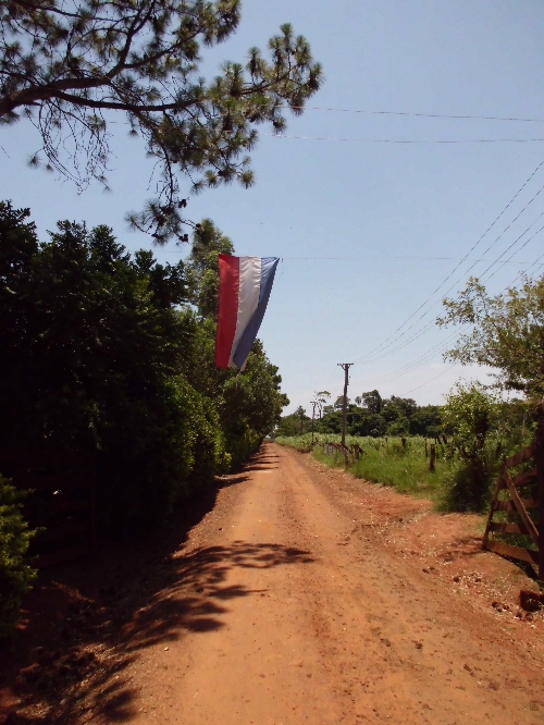 die Auffahrt...<br />mit schleswig-holsteinischer, ...ähm paraguayischer Flagge
