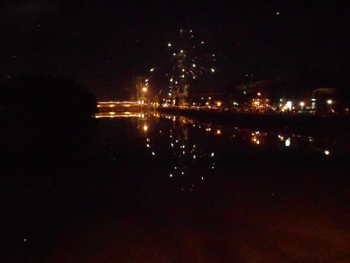 Feuerwerk am Fluss Ping