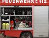 Traktor fährt mit brennendem Stroh-Hänger durch Westmecklenburg
