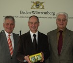 (v.l.n.r.) Ekkehard Hlsmann (Landesverband badischer Imker), Minister Rudolf Kberle und Ulrich Kinkel (Landesverband wrttembergischer Imker) in Hohenheim
