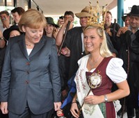 Die Bayerische Wollknigin 2008/09 Carina Scherpf mit Angela Merkel