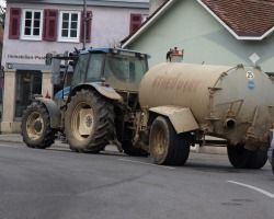 Traktor mit Güllewagen