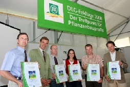 DLG-Prsident Carl-Albrecht Bartmer berreichte die Urkunden am 24. Juni 2008 im Rahmen der DLG-Feldtage in Buttelstedt bei Weimar. 