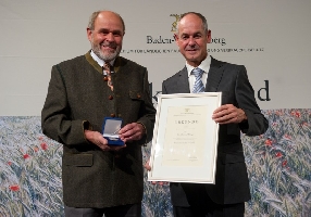 Dr. Christof Kling mit Agrarminister Kberle (Quelle: Universitt Hohenheim, Landessaatzuchtanstalt)