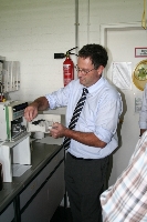 Dr. Johann Rieder, Leiter des LfL-Labors fr organische Stoffe, demonstriert einen automatischen Probengeber zur Untersuchung der Weizenqualitt. (Foto: Dr. P. Doleschel, LfL)
