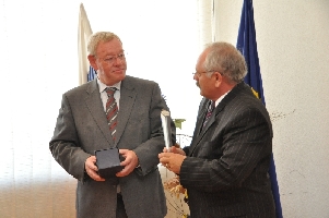 Uwe Ltkeschmer (links) und Prof. Dr. Bielik besiegelten die neue Bildungspartnerschaft (Foto: Claas)